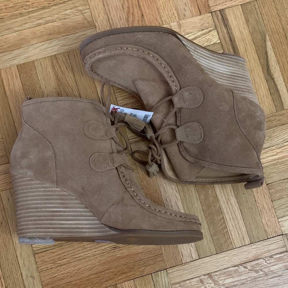 NWT Lucky Brand Tan Lace-Up Ankle Boots - Women’s Size 6.5 - UNWORN